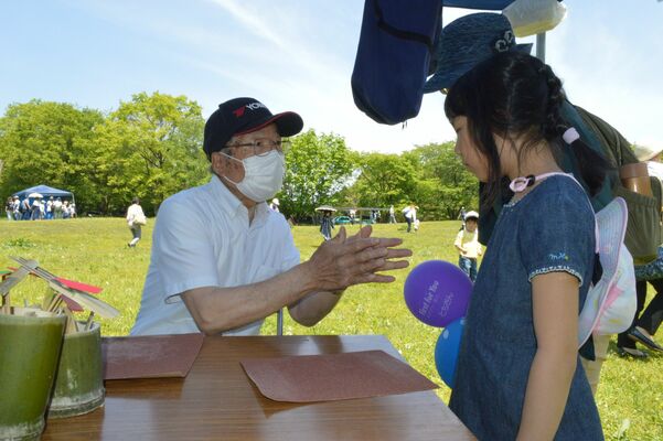 竹とんぼの飛ばし方を教わる子ども＝５日午前11時35分、宇都宮市長岡町