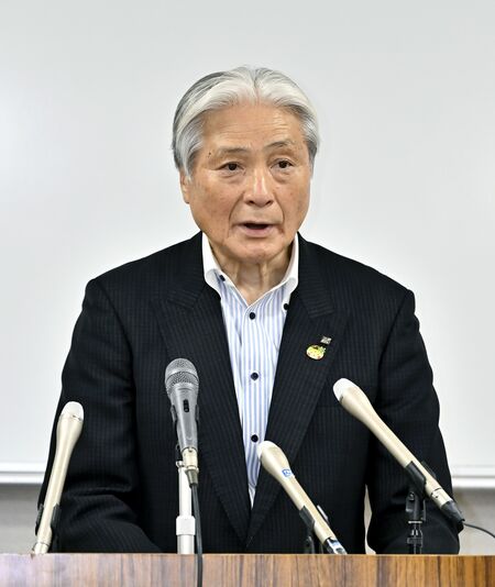 記者会見で６選出馬を表明する福田知事＝21日午後７時55分、宇都宮市駒生１丁目
