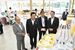 内覧会で商品を見る平山町長（左から２人目）ら