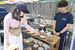 陶器市で作品を展示している白石さん（右）