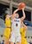 バスケットボール女子決勝　第２クオーター３分、作新の篠崎（中央）がオフェンスリバウンドで競り合う＝清原体育館