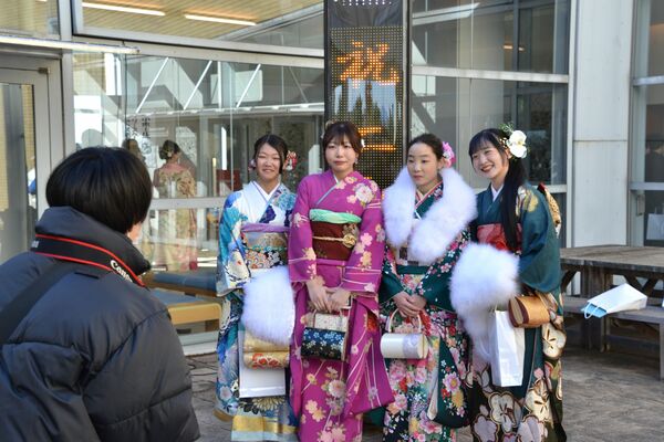 記念撮影する出席者