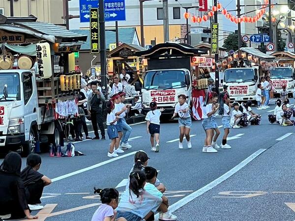 ダンスを披露する子どもたち