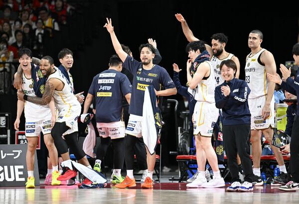 第４クオーター10分、ブレックス・田臥の３点シュートに盛り上がるベンチ