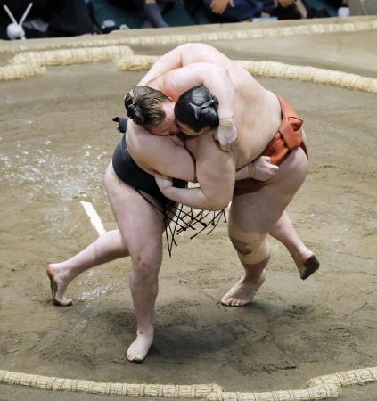 　大相撲初場所千秋楽の優勝決定戦で平幕熱海富士（右）を首投げで破り、２場所連続優勝を果たした大関安青錦＝２５日、東京・両国国技館