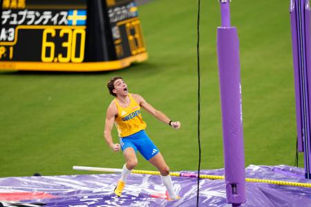 男子棒高跳び決勝 世界新となる6メートル30をクリアし、喜ぶアルマント・デュプランティス=国立競技場