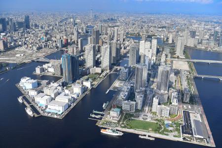 　東京都の湾岸エリアに立ち並ぶ高層ビル群＝１６日午後（共同通信社ヘリから）