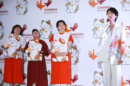　尾崎裕哉（右端）の熱唱を聞く（左から）黒沢かずこ、村上知子、大島美幸＝３０日、東京都渋谷区