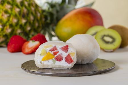 渋谷東急フードショー店で限定販売されている「ミックスフルーツ大福」(提供写真)