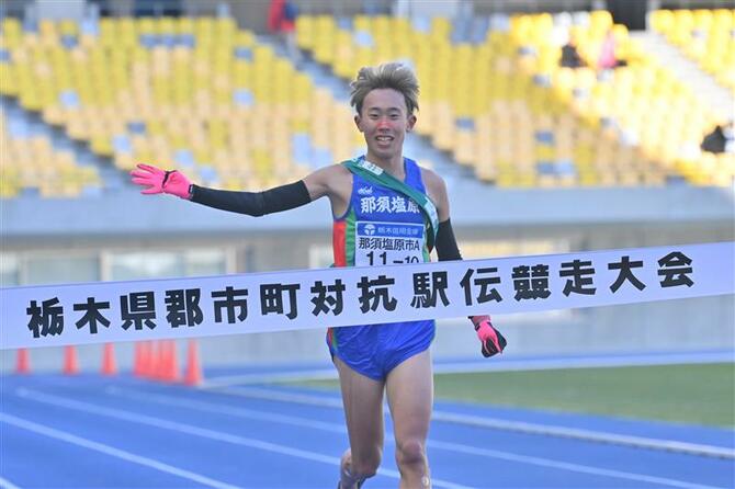 総合４連覇した那須塩原市Ａの10区東泉が４本指を掲げながらゴール＝カンセキスタジアムとちぎ