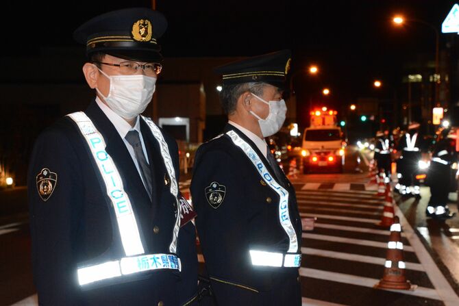 巡視する高木生活安全部長(左)と早藤宇都宮東署長=16日午後8時15分、宇都宮市今泉町