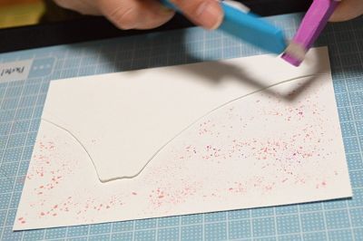 カッターの場合は直接紙の上に粉を落とす