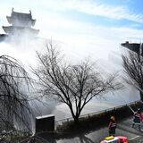 宇都宮で「消防出初式」　城址公園の土塁めがけて放水、高度救助隊員が訓練成果を披露