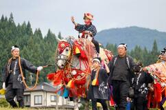 初夏の田園、鈴響かせ行進