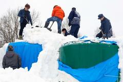 「雪中貯蔵」新酒を掘り出し