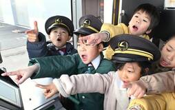 園児18人を招きLRT見学満喫