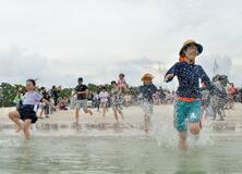 和歌山・白良浜で海開き