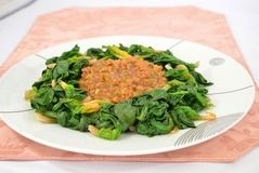 ＜ちぢみほうれん草の肉みそあんかけ＞旬の甘さを丸ごと味わう