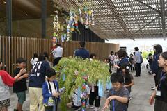 短冊に願い事つづり