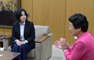 大川市長（右）と面談する吉澤さん＝28日午後、栃木市役所