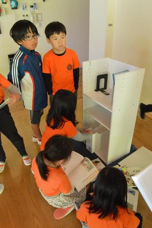 小学校の持ち物の片付け方を学ぶ子どもたち