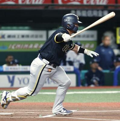 　１回オリックス１死二塁、森友が中前に先制打を放つ＝ベルーナドーム