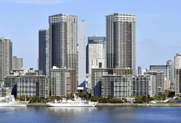 　東京都中央区のマンション群＝４日