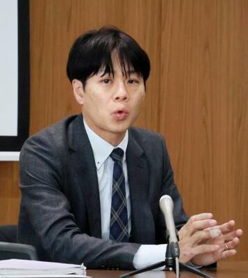 記者会見する佐賀県弁護士会の出口聡一郎会長=6日午後、佐賀市