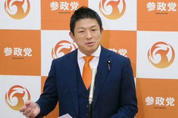 取材に応じる参政党の神谷代表=17日午前、国会