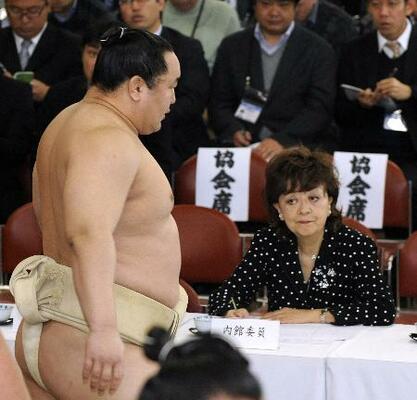 　２０１０年１月、稽古総見で横綱朝青龍（当時）を見る内館牧子さん＝東京・両国国技館