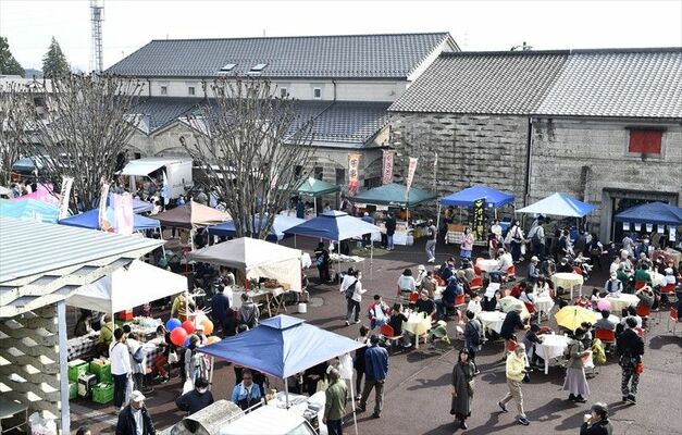 大勢が訪れた宝積寺駅東口のちょっ蔵広場でのイベント
