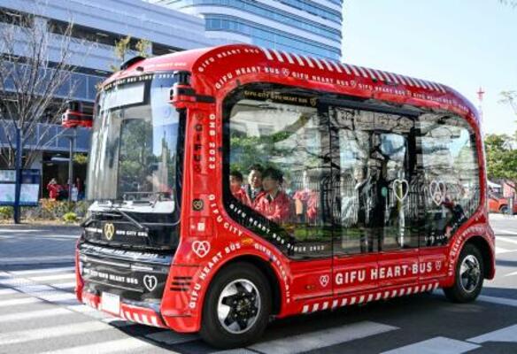 　お披露目された「レベル４」の自動運転が可能なバス＝１７日午前、岐阜市