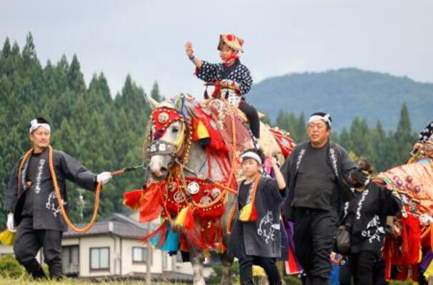 伝統行事「チャグチャグ馬コ」で子どもを背に行進する、きらびやかな装束で着飾った馬。鈴の音を響かせながらゆっくりと練り歩いた=13日午前、岩手県滝沢市