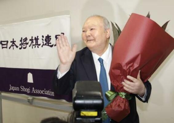 2017年6月、現役引退の記者会見を終え、会場を後にする加藤一二三さん=東京都渋谷区の将棋会館