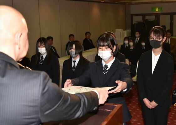 県高校スポーツ賞を受賞し、表彰状を受け取るソフトテニス県選抜チームの選手たち＝宇都宮市内