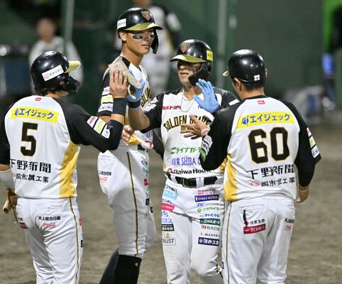 ８回、栃木ＧＢのダッタ（右から２人目）が満塁本塁打を放ち、本塁で出迎えられる＝小山運動公園野球場、森田大地撮影