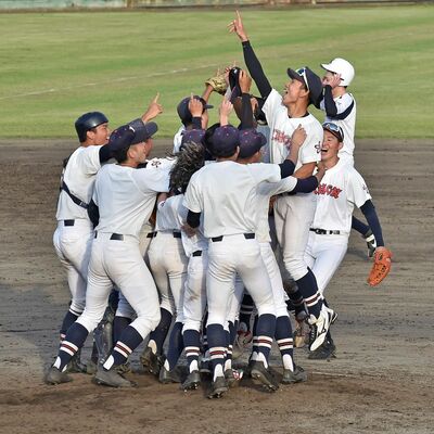 優勝を決めマウンドで歓喜の輪をつくる佐野日大ＯＢチームの選手たち