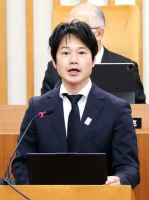 　山形県西川町議会の本会議で発言する菅野大志町長＝２７日午前