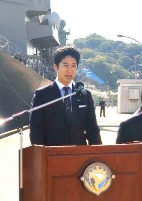 　記者団の質問に答える日本維新の会の藤田共同代表＝１０日午後、神奈川県横須賀市