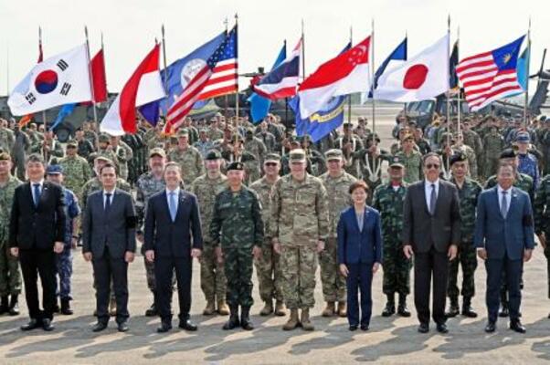 　２４日、タイ中部ウタパオで開催された演習「コブラゴールド」の開会式で撮影に応じる参加者ら（共同）