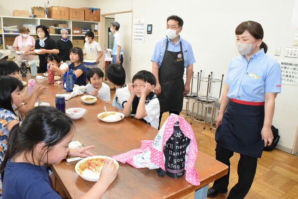 子どもたちがカレーを食べる様子に目を細めるＫＦＣイオン那須塩原店のスタッフ