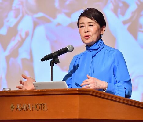 女性の社会参画をテーマに基調講演する安藤優子さん＝12日午後２時30分、日光市鬼怒川温泉滝