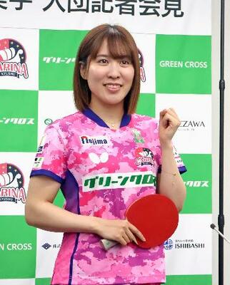 記者会見でポーズをとる卓球女子の平野美宇=7日、東京都内