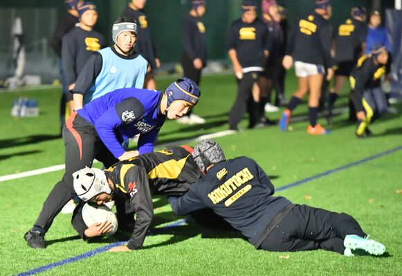 全国大会を控え、熱のこもった練習に取り組む国学栃木の選手たち＝同高ラグビー場