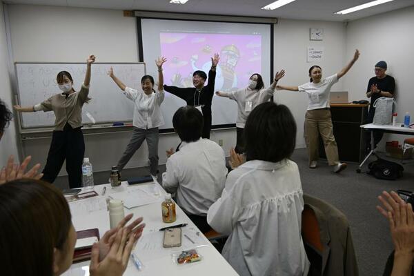 グループワークでダンスを楽しむ参加者＝宇都宮市中今泉２丁目