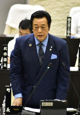 那須町長選への３選出馬を表明する平山町長＝４日午後、那須町議会議場