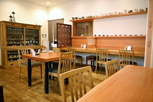 柔らかな木の風合いが広がる店内