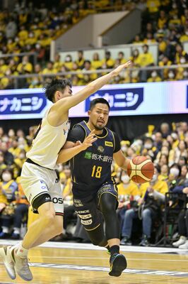 第２クオーター３分、ブレックスの鵤（右）がゴール下に攻め込む＝ブレックスアリーナ宇都宮