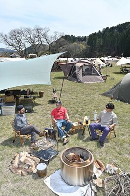 初日からにぎわうキャンプ場