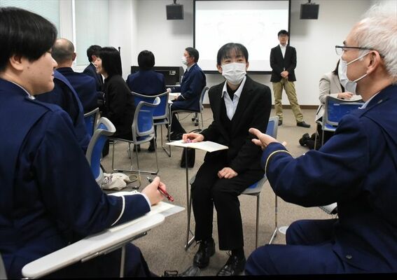 被害者役から心情などを聴き取る演習の参加者ら＝15日午前、栃木刑務所